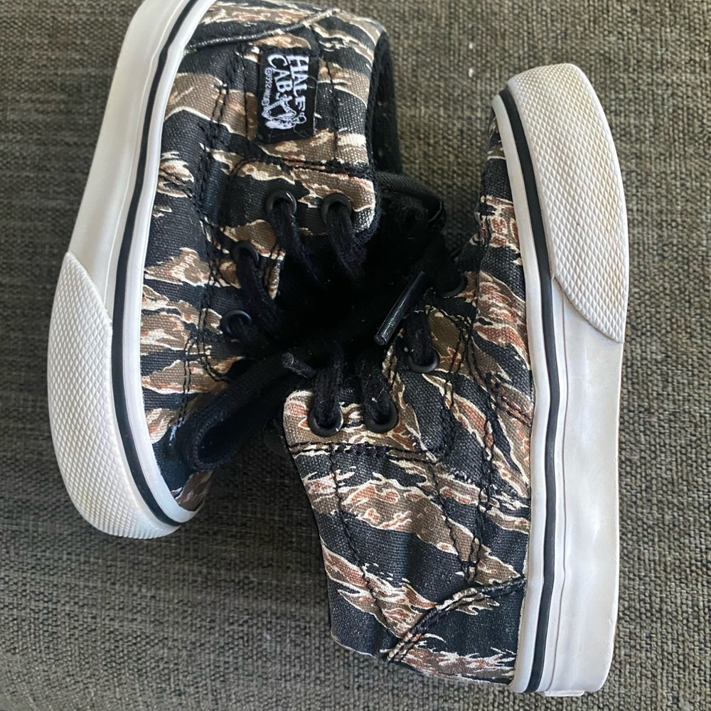 Toddler Vans Half Cab Camo lace up shoes black in size 6